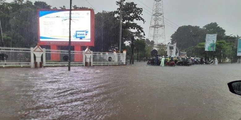 Situasi banjir terkini di Jl AP Pettarani depan kampus UNM, Makassar, Senin (13/2/2023). Wali kota Makassar ungkap penyebab banjir yang terjadi di Makassar. 
