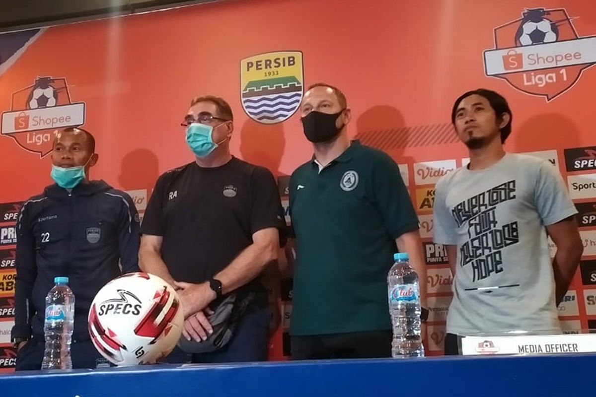 Pemain dan pelatih Persib Bandung serta PSS berfoto bersama di sela-sela preskon pra pertandingan Persib vs PSS, di Graha Persib, Kota Bandung, Sabtu (14/3/2020).