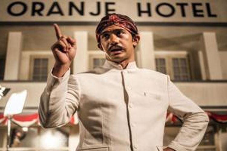 Reza Rahadian bermain dalam film Guru Bangsa: HOS Tjokroaminoto