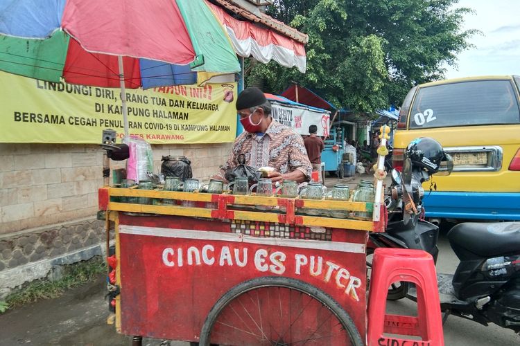 Taopik (69), seorang pedagang cincau di Karawang yang ikhlas berjualan di tengah pandemi Covid-19, Senin (27/4/2020).