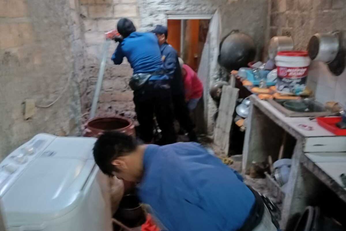 Petugas pemadam kebakaran sedang mengevakuasi seorang ibu rumah tangga yang tercebur sumur di kediamannya, Desa Nanggerang, Kecamatan Tajur Halang, Kabupaten Bogor, Jawa Barat, Jumat (25/8/2023).