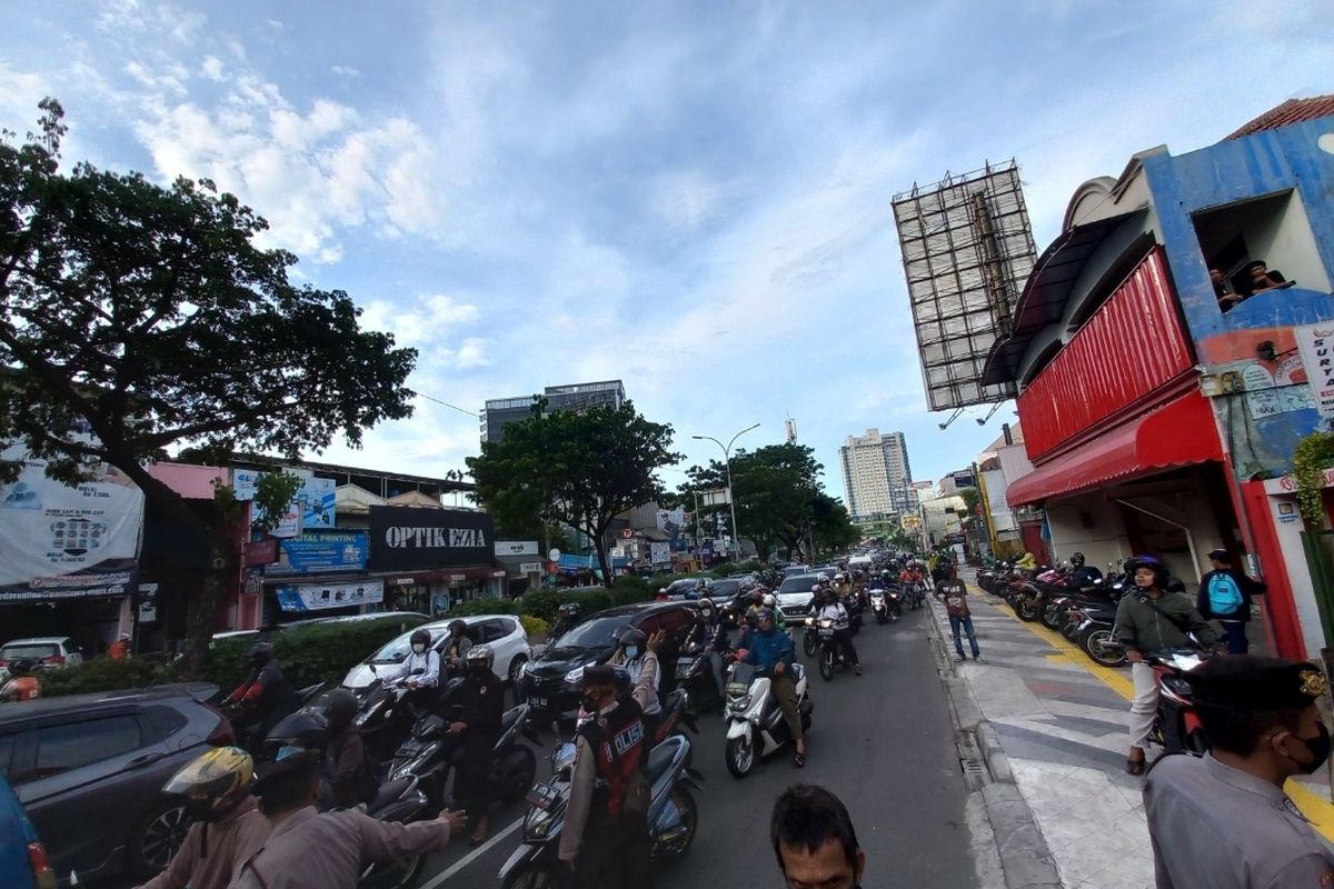 Aksi solidaritas yang digelar sejumlah mahasiswa di Jalan Raya Margonda menyebabkan arus lalu lintas macet pada Selasa (13/12/2022) sore.