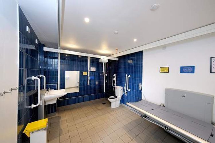  Pemerintah daerah di Inggris menghabiskan 500.000 poundsterling (nyaris Rp 9 miliar) untuk memperbaiki satu toilet umum di salah satu daerah termiskin di negara itu.
