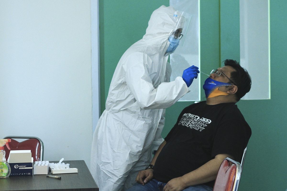 Seorang warga Jakarta melakukan pemeriksaan rapid tes antigen di Bandara Sultan Mahmud Badaruddin II Palembang, sebagai salah satu syarat penerbangan, Jumat (24/12/2020).