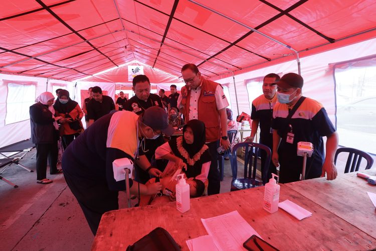 Kementerian Sosial (Kemensos) memberikan bantuan dan mendirikan dapur umum di beberapa titik banjir Semarang guna menyediakan logistik.