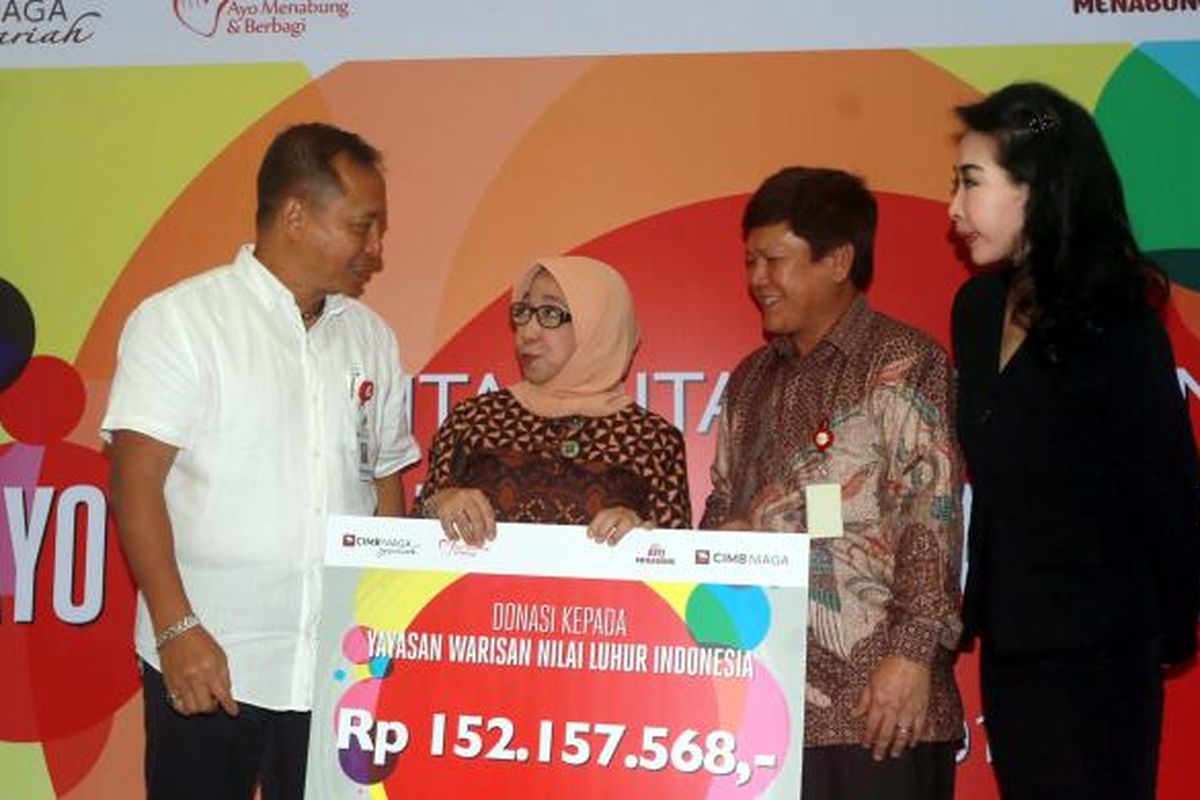 Komisaris Independen CIMB Niaga Jeffrey Kairupan (kiri) berbincang dengan Direktur Eksekutif Yayasan Warisan Nilai Luhur Indonesia Rahma Dewi (kedua dari kiri), Deputi Direktur Literasi dan Edukasi Keuangan OJK Jalius (kedua dari kanan) dan Direktur Compliance, Corporate Affairs and Legal CIMB Niaga Fransiska Oei (paling kanan) usai penyerahan dana yang terkumpul melalui rekening khusus Ayo Menabung dan Berbagi 2016 kepada Yayasan Warisan Nilai Luhur Indonesia di Jakarta, Rabu (1/2/2017). 