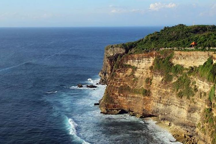 Pemandanagn tebing dan hamparan laut lepas dari kawasan Pura Uluwatu, di Desa Pecatu, Kabupaten Badung, Bali.