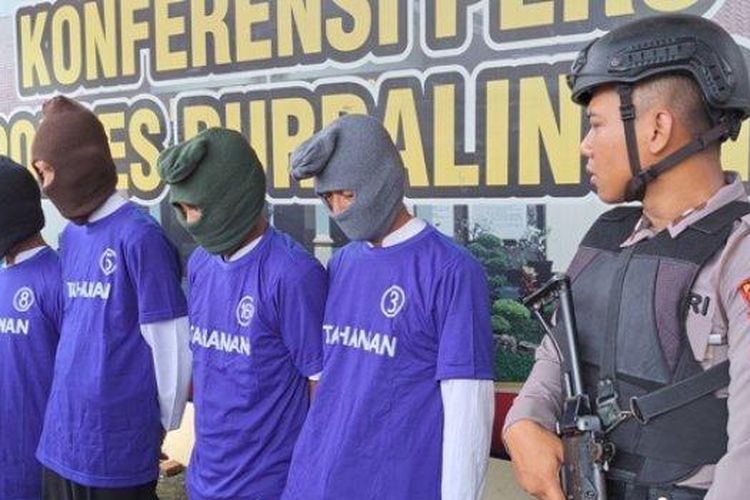 Keempat lansia pelaku pemerkosaan anak 14 tahun hingga hamil 6 bulan saat dihadirkan dalam konferensi pers di Mapolres Purbalingga, Jawa Tengah, Kamis (13/7/2023).