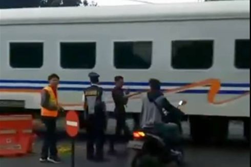 Viral, Video Detik-detik Pengendara Motor Nekat Terobos Perlintasan Kereta Api