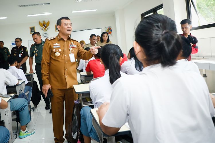Gubernur Jawa Tengah, Ahmad Lutfhi saat mengunjungi salah satu SMAN/SMKN di Semarang, Jawa Tengah.