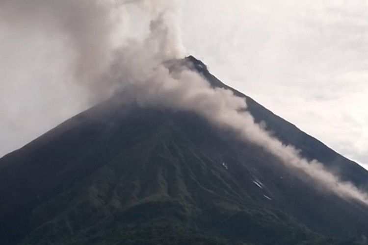 Luncuran lava dari kawah Gunung Karangetang masih terjadi ke arah Kali Kahetang, Kelurahan Tarorane, Sitaro, Sulut, Selasa (4/7/2023).