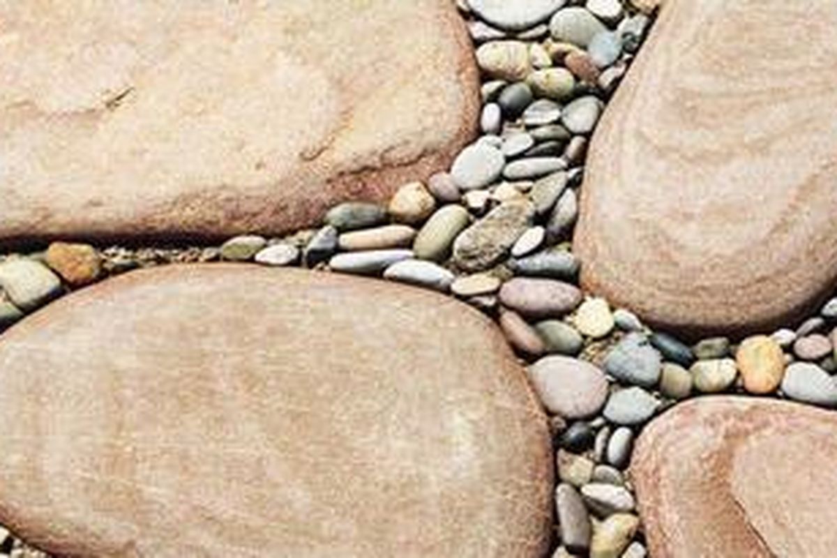 Anda juga bisa menggunakan batu berwarna pirus, kuning, oranye, dan merah agar dekorasi taman terlihat cerah seperti di pantai.