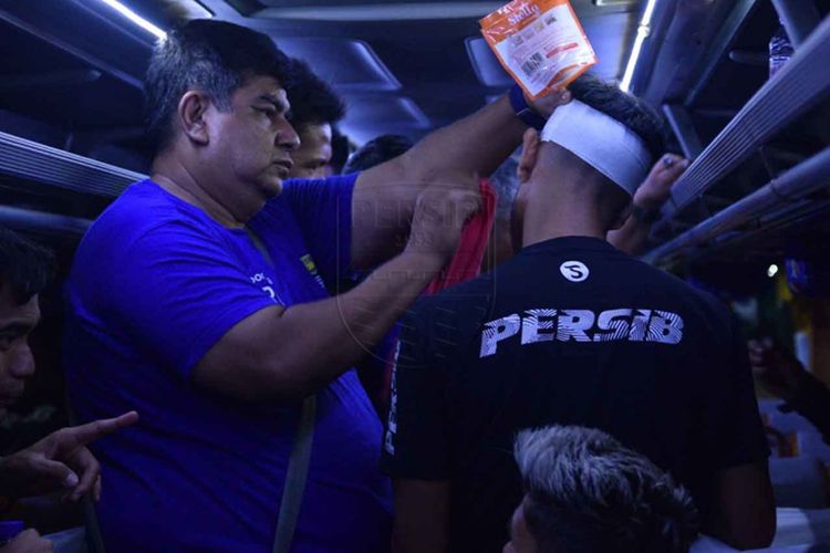 Dokter Tim Persib Bandung Raffi Ghani saat memberikan perawatan medis kepada Febri Hariyadi usai terkena pelemparan bus usai laga kontra PS Tira Persibako, Sabtu (14/9/2019) lalu.