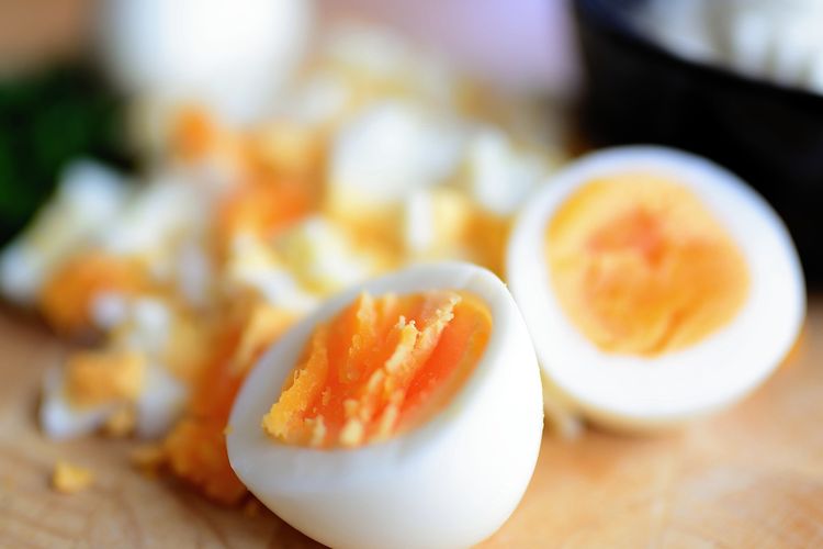 Kuning telur bisa menjadi obat alami untuk meningkatkan kesuburan pria dan wanita. 
