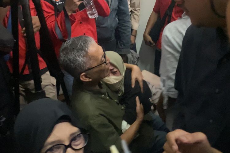 Ibunda Delpedro Nangis Usai Hakim Tolak Gugatan Praperadilan