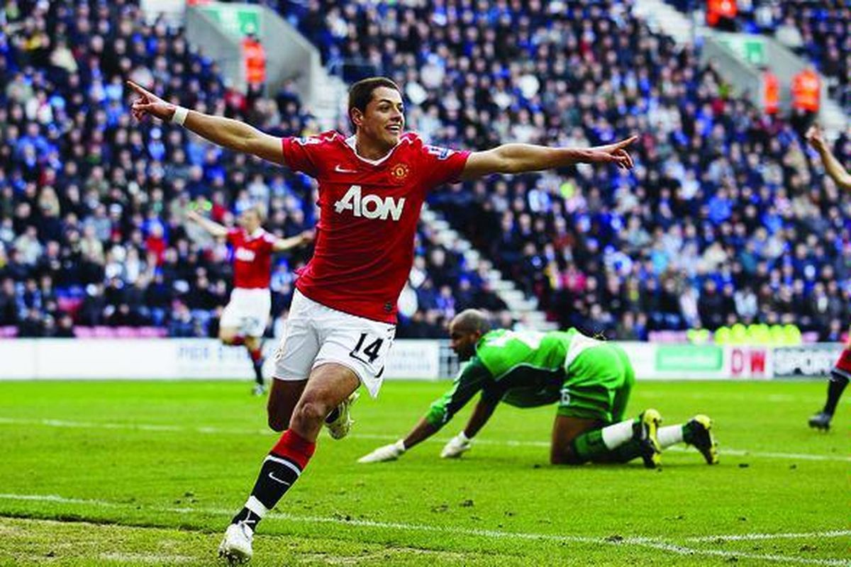 Striker Manchester United, Javier Hernandez, merayakan golnya ke gawang Wigan Athletic dalam laga lanjutan Liga Inggris di DW Stadium, Wigan, Inggris, Sabtu (26/2). Hingga turun minum, MU unggul 1-0.