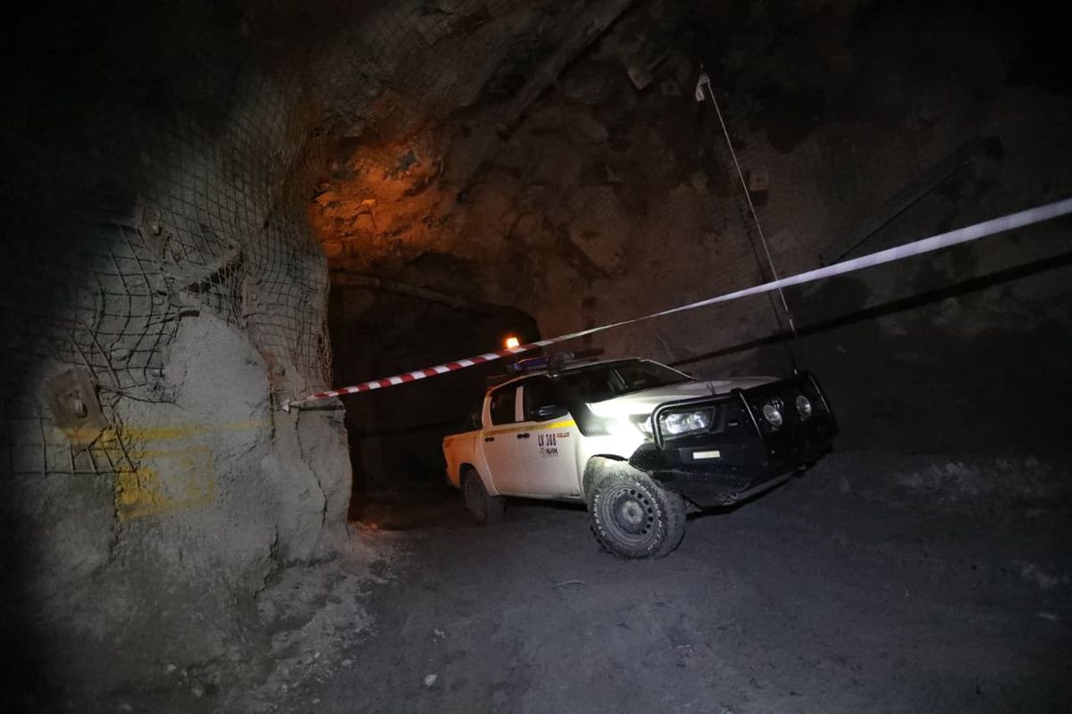 Mobil harus menepi ke cekungan bila berpapaan dengan kendaraan lain di dalam tambang emas Gosowong, Halmahera Utara, yang dikelola Nusa Halmahera Minerals