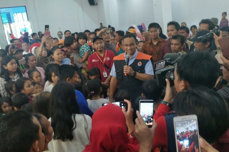 Gubernur DKI Jakarta Anies Baswedan saat meninjau posko pengungsian korban banjir di GOR Cengkareng, Jakarta Barat, Jumat (3/1/2020).