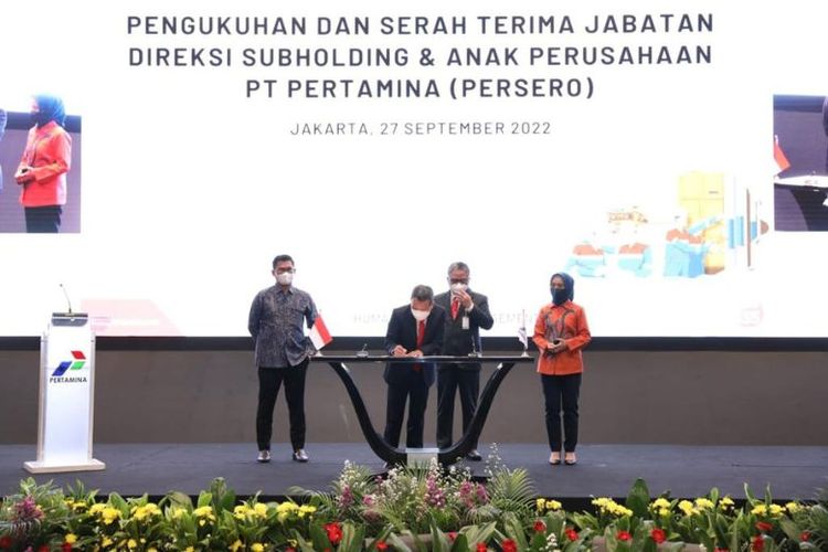 Peresmian perubahan susunan direksi PT Pertamina Hulu Energi pada acara Pengukuhan dan Serah Terima Jabatan Direksi Subholding dan Anak Perusahaan PT Pertamina (Persero) di Grha Pertamina, Jakarta, Selasa (27/9/2022) 