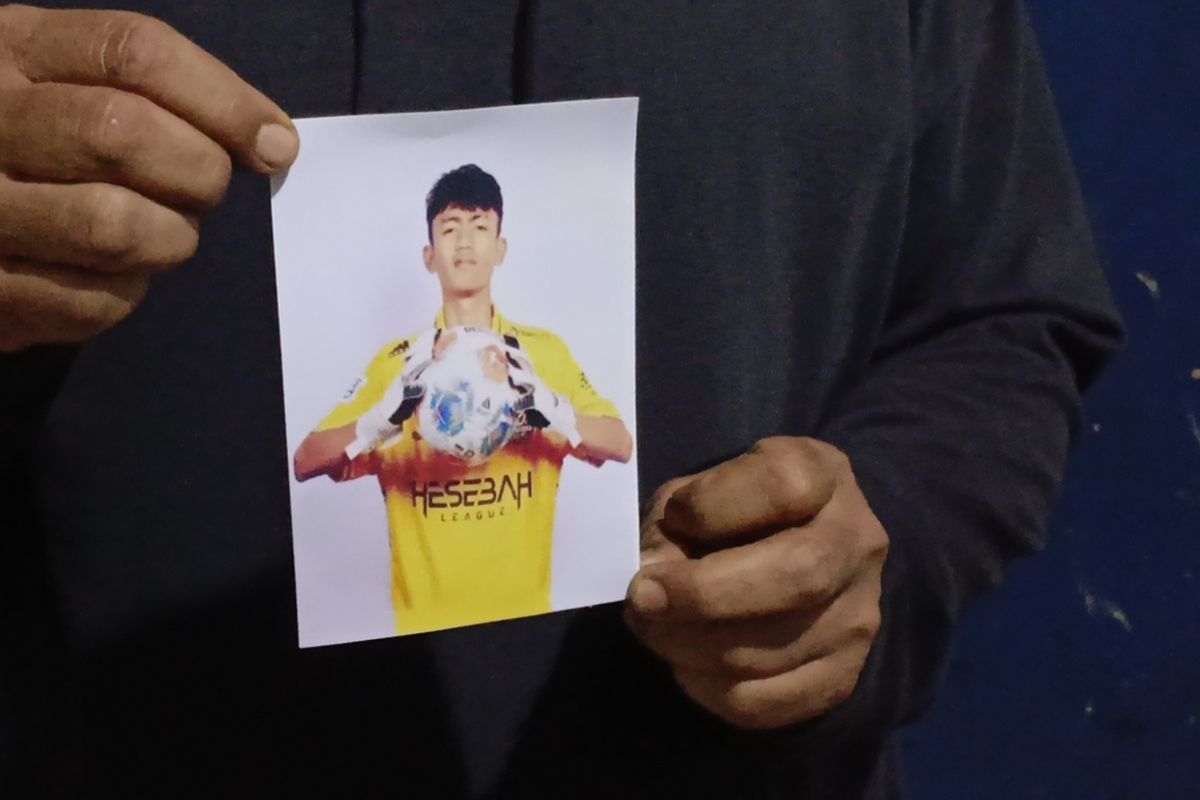 Imas Siti Rohana dan Dedi Solehudin (menggunakan jaket jeans) ayah Rizki Nur Fadhila (18) seorang remaja asal Kecamatan Dayeuhkolot, Kabupaten Bandung, Jawa Barat, yang menhadi korban TPPO, saat ditemui di kediamannya, Selasa (18/11/2025)