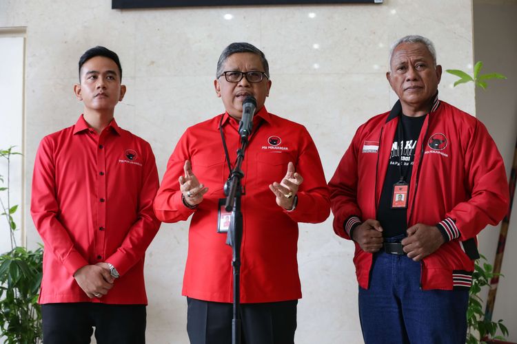 Wali Kota Solo Gibran Rakabuming Raka (kiri), Sekretaris Jenderal PDI-P Hasto Kristiyanto (tegah), dan Ketua Bidang Kehormatan PDI-P Komarudin Watubun (kanan) memberikan keterangan pers di kantor DPP PDI-P, Jalan Diponegoro, Jakarta, Senin (22/5/2023). Pemanggilan terkait pertemuan Gibran dan Prabowo Subianto di Solo.