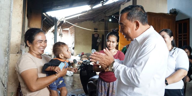 Bupati Jembrana I Nengah Tamba saat mengunjungi salah satu warganya yang memiliki anak dengan kondisi stunting, Jumat (1/12/2023).

