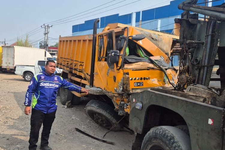 Kendaraan Roda Enam di Sukabumi Diduga Alami Rem Blong, Tabrak 2 Truk dan 1 Mini Bus