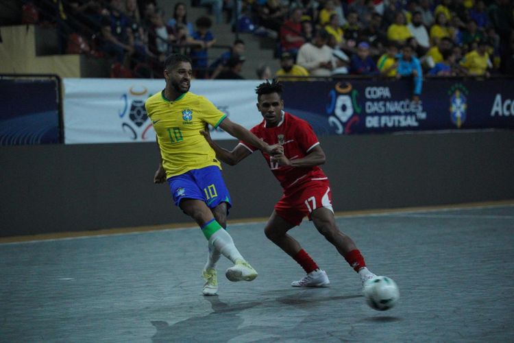 Aksi pemain Timnas Indonesia, Andarias Kareth, saat membayangi pergerakan Leandro Lino dos Santos (Brasil) Vi Copa das Nacoes de Futsal 2026 di Max Ronsenmann Arena, Sao Jose dos Pinhais, Jumat (16/10/2026) pagi WIB