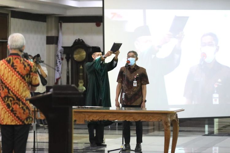 Gubernur Jawa Tengah Ganjar Pranowo resmi melantik Sekda Jateng di Gedung Gradhika Bhakti Praja, Jumat (8/10/2021)