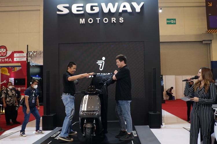 Segway meluncurkan emapat motor listriknya yaitu N90C, N100, E110L dan E200P di GIIAS 2022.