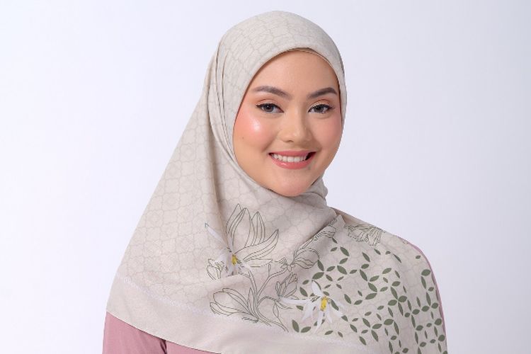 Salah satu koleksi milik brand hijab lokal Zaskia Mecca Official seri Michelia Alba Scarf
