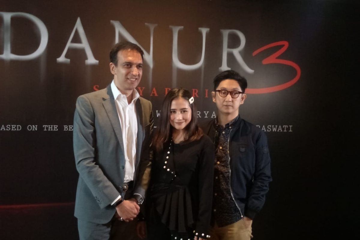 Manoj Punjabi, Prilly Latuconsina dan Awi Suryadi saat ditemui dalam jumpa pers teaser dan poster film Danur 3: Sunyaruri di MD Place, Setiabudi, Jakarta Selatan, Rabu (10/4/2019).