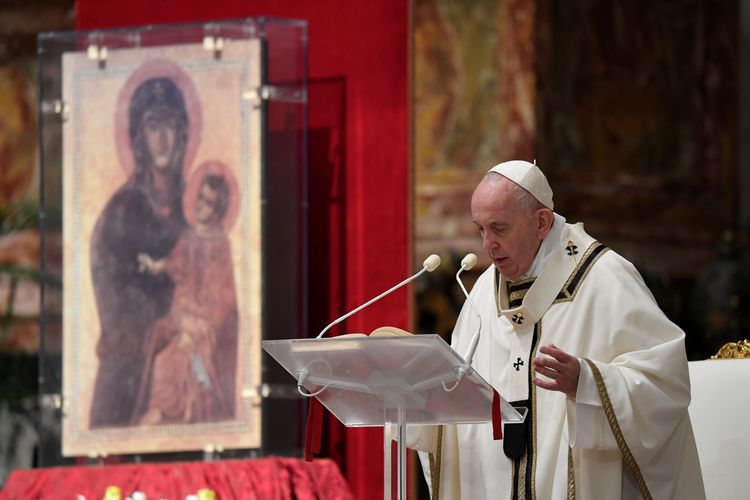 Paus Fransiskus memimpin Misa Penjagaan Paskah di Basilika Santo Petrus tanpa partisipasi publik karena merebaknya virus corona. Foto diambil di Vatikan pada 11 April 2020.