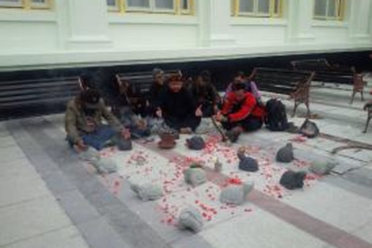 Sejumlah sesepuh dan warga Bandung ngaruwat Gedung Merdeka Bandung, Kamis (2/4/2015)