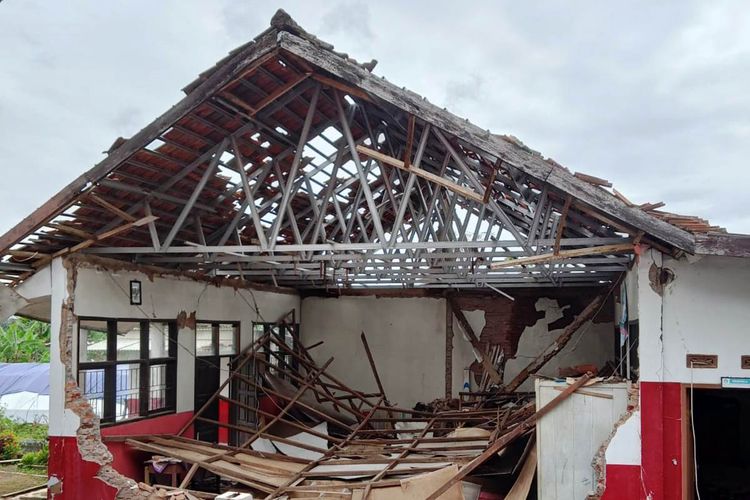 Salah satu kondisi bangunan sekolah di Cianjur, Jawa Barat, yang porak poranda diguncang gempa magnitudo 5,6.