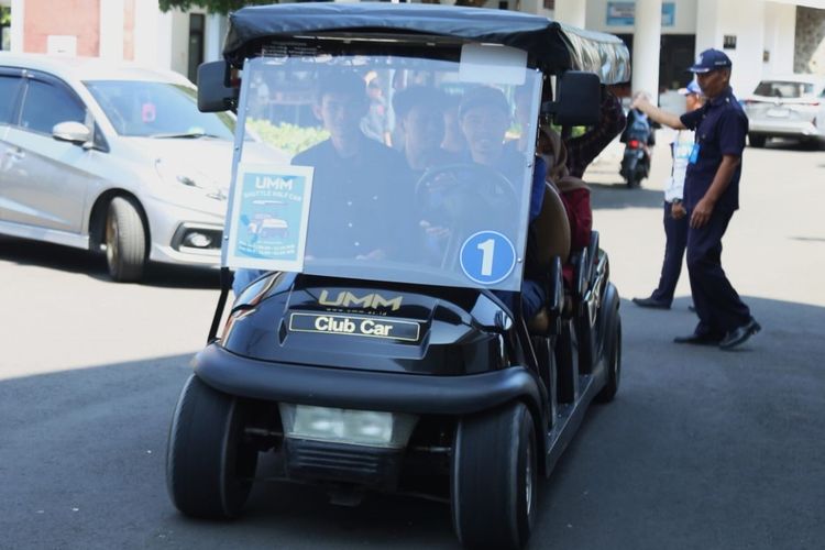 Mobil golf yang disiapkan untuk mengajak ortu calon mahasiswa baru UMM berkeliling kampus. 