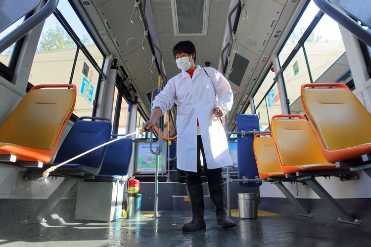 Petugas melakukan penyemprotan disinfektan di dalam sebuah bus dalam upaya mencegah penyebaran Covid-19 di Yantai, China, Kamis (28/10/2021). Penyebaran Covid-19 di China kembali menjadi peringatan setelah klaster baru terkait sekelompok wisatawan ditemukan 17 Oktober lalu.