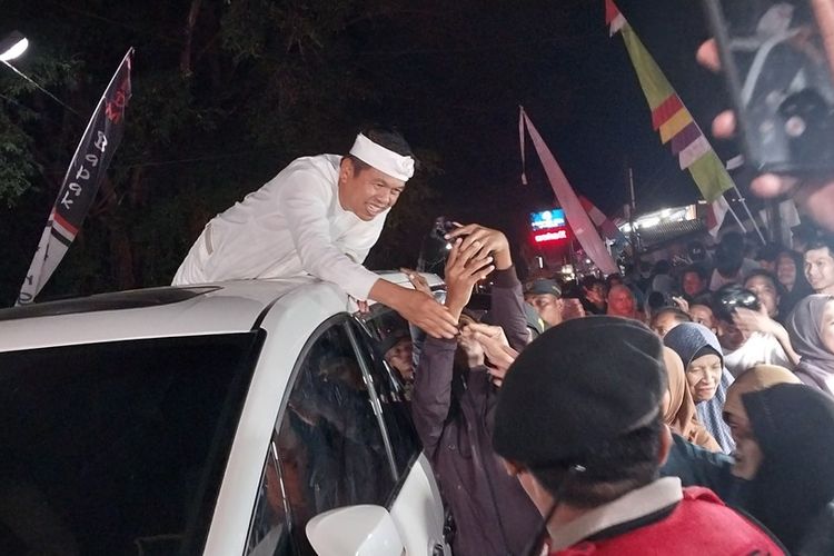 Calon Gubernur Jawa Barat Partai Gerindra, Dedi Mulyadi, bertemu masyarakat Kabupaten Tasikmalaya, Jawa Barat, di Alun-alun Manonjaya, Rabu (14/8/2024) malam.
