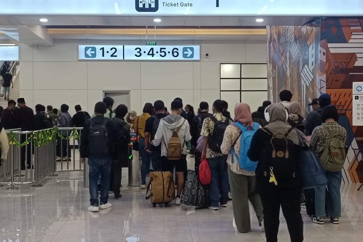 Suasana Stasiun Kereta Cepat Halim di Jakarta Timur yang ramai pemudik, Jumat (5/4/2024).
