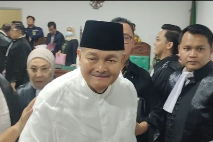 Mantan Gubernur Sumatera Selatan Alex Noerdin usai menjalani sidang dengan agenda dakwaan terkait kasus korupsi proyek revitalisasi pasar Cinde di Pengadilan Negeri Palembang, Kamis (30/10/2025).