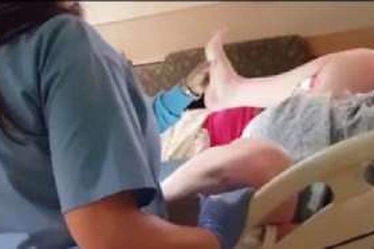 Seorang ayah mengunggah video tayangan langsung tentang kelahiran anaknya ke Facebook.