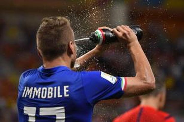 Penyerang italia Ciro Immobile menyemprotkan air minum ke wajahnya setelah memenangi pertandingan Grup D melawan Inggris di Amazonia Arena di Manaus, 14 Juni 2014.