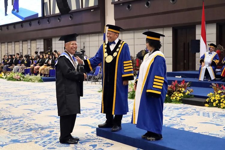 Kisah J L M Siahaan, Usia 73 Tahun Lulus S3 Undip demi Perdalam Budaya Toba