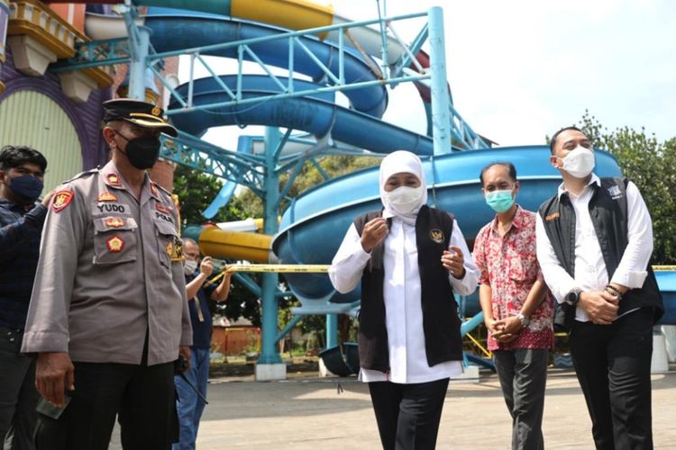 Gubernur Jawa Timur Khofifah Indar Parawansa bersama Wali Kota Surabaya Eri Cahyadi meninjau konfisi Kenjeran Park pasca insiden ambrolnya perosotan kolam renang di wahana tersebut, Minggu (8/5/2022).
