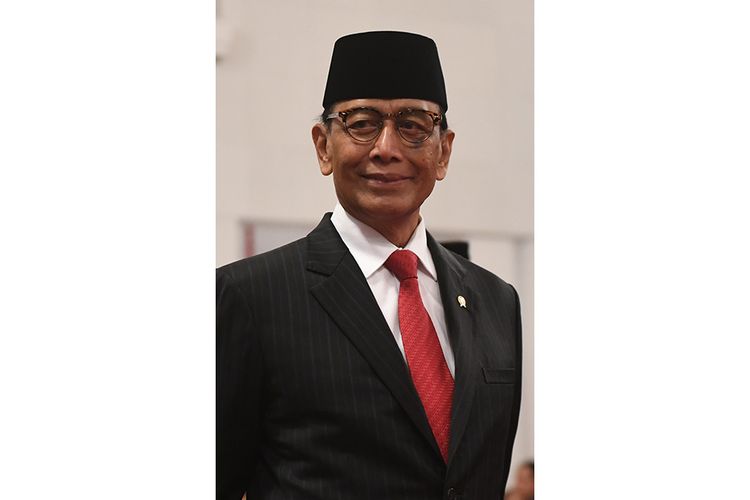 Anggota Dewan Pertimbangan Presiden (Wantimpres), Wiranto berpose sebelum upacara pelantikan di Istana Merdeka, Jakarta, Jumat (13/12/2019). Presiden resmi melantik sembilan orang Wantimpres periode 2019-2024.