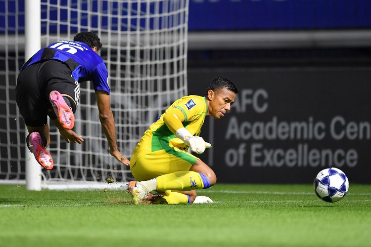 Penampilan apik penjaga gawang Persib Bandung Teja Paku Alam di ajang AFC Champions League Two (ACL 2) 2025-2026 saat membawa timnya menang clean sheet 2-0, 1 Oktober 2025 di BG Pathum Thani Stadium.