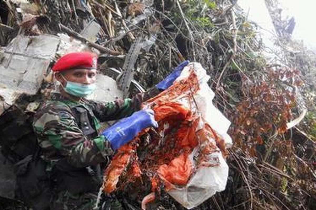 Parasut ini ditemukan tim Kopassus di dekat lokasi jatuhnya pesawat Sukhoi Superjet 100 di Gung Salak, Bogor. Parasut sudah diserahkan kepada Basarnas, Kamis (17/5/2012) malam.