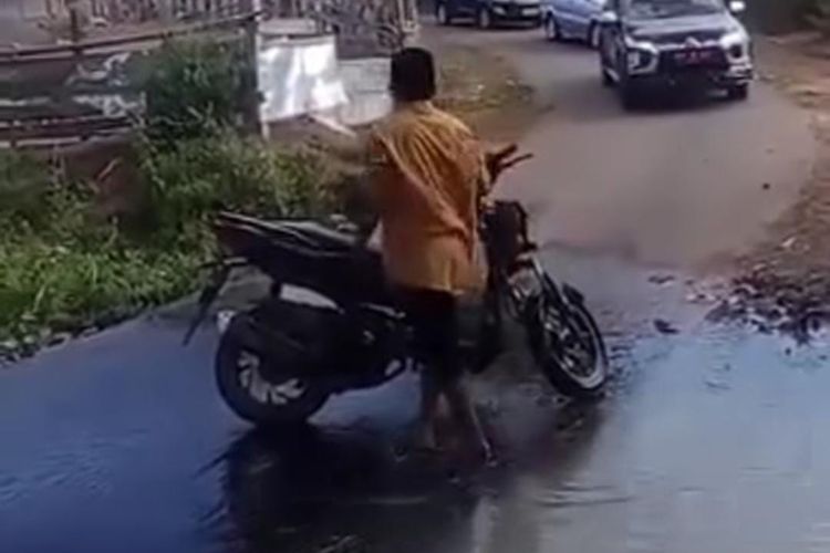 Viral Video Warga Cuci Motor di Kubangan Jalan untuk Hadang Wabup Sumbawa