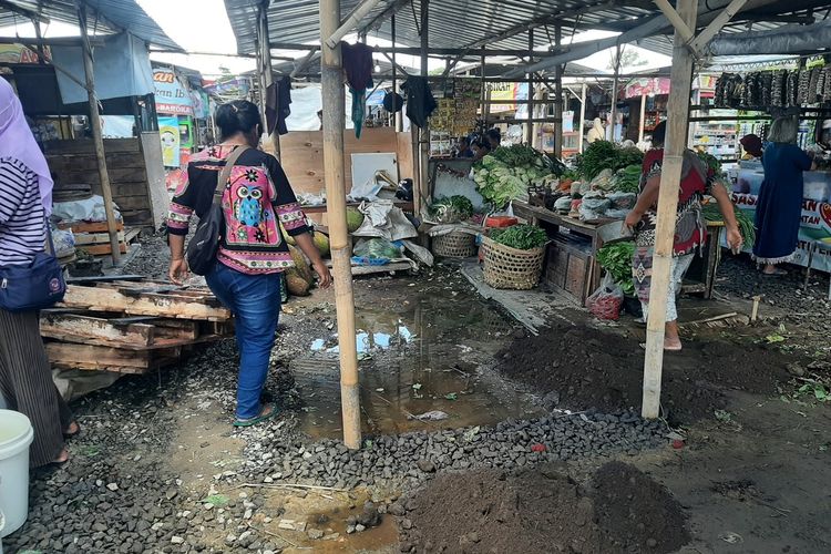 Kondisi Lapak Pedagang Pasar Godean di lokasi transit sementara di Sidokarto, Godean, Sleman. Tampak terdapat genangan air hujan di lapak pedagang.