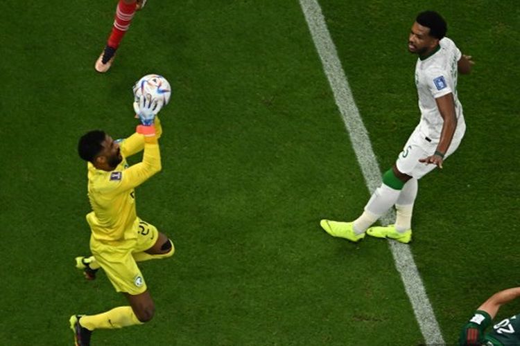 Penjaga gawang Arab Saudi, Mohammed Al Owais, tampil enerjik dalam laga terakhir babak penyisihan Grup C Piala Dunia 2022 di Lusail Stadium, Kamis (1/12/2022), Arab Saudi vs Meksiko.